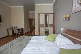 Отель MAXX inn Нур-Султан Номер с кроватью размера «king-size»-11