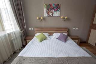 Отель MAXX inn Нур-Султан Номер с кроватью размера «king-size»-5